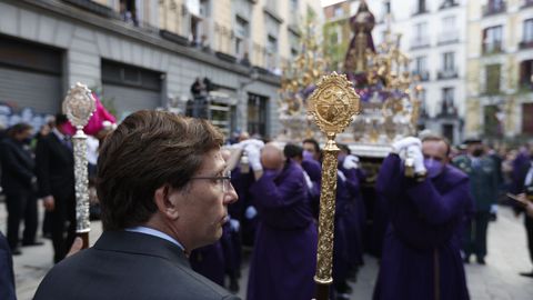 El alcalde de Madrid, José Luis Martínez-Almeida en la procesión de Jueves Santo de la Hermandad de Jesús Nazareno el Pobre, en la iglesia de San Pedro el Viejo, en Madrid
