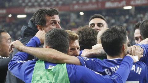 Los futbolistas del Real Oviedo celebran el gol contra el Sporting en el derbi asturiano