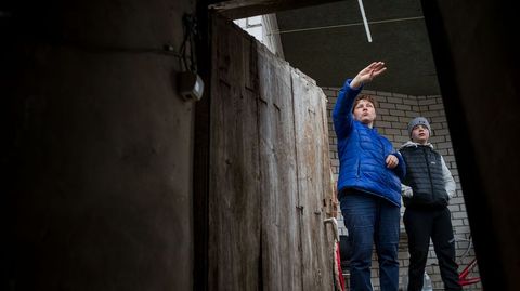  Svitlana junto a su hijo Stepán, en la entrada del refugio subterráneo usado para protegerse de los misiles, en la ciudad de Chernígov