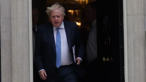 Boris Johnson sale de Dowining Street antes de asistir a la sesión celebrada en la Cámara de los Comunes