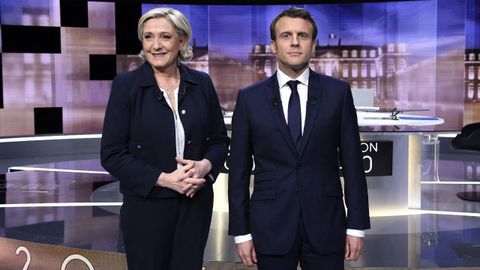 Marine Le Pen y Emmanuel Macron, este miércoles, antes del comienzo del debate electoral de cara a la segunda vuelta de las presidenciales francesas del próximo domingo