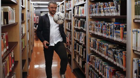 Jesús Torres da unos toques con el balón en la Biblioteca Pública Ánxel Casal, que dirige desde el 2017. «Creo que non moitos usuarios saben que xoguei no Compos», admite sobre un pasado futbolístico que arrancó en la ciudad en 1997