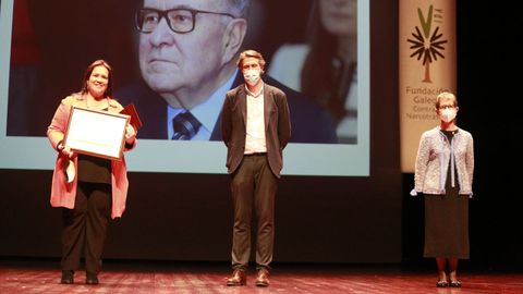 Maisa, hija de Agustín Pereira, recogió el premio Siso Bartomé que la fundación concedió a título póstumo al empresario vilagarciano. Entregaron la distinción el alcalde de Vilagarcía, Alberto Varela, y la viuda de Bartomé, María Rodríguez