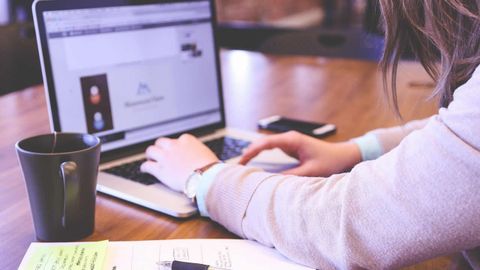 Una joven consulta información en Internet, en una imagen de archivo