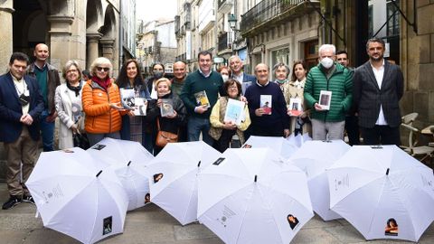 El Casino de Santiago anunció finalistas de su certamen de novela, obsequió libros, y repartió paraguas con alusiones a obras literarias
