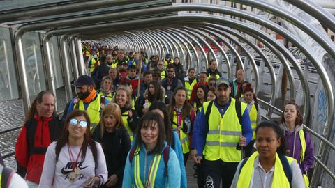 Los participantes en la Pontevedrada 2022 pasando por el puente de As Correntes tras la salida en la Alameda