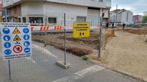 Paso peatonal a la guardería por las obras de urbanización en Cobas