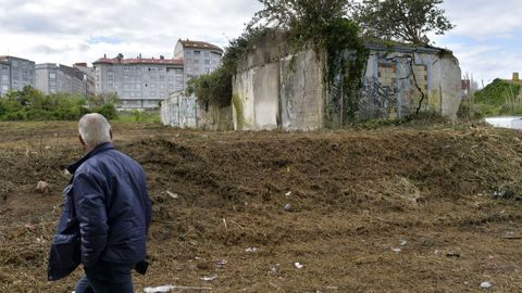 En el solar donde se produjo el derribo este lunes hay otras casas abandonadas