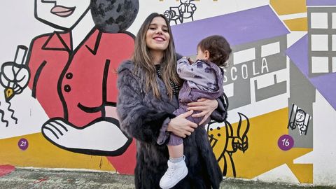 La escritora y periodista Diana López Varela, autora de «Maternofobia», con su hija, de un año. 