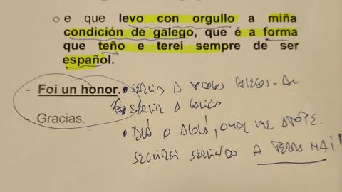 Notas manuscritas por Núñez Feijoo esta mañana en su último pleno en el Parlamento