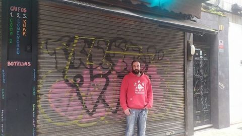 Nacho Sastre, propietario de La Espuela, junto a la puerta clausurada de su establecimiento