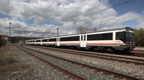 Los estudiantes que vuelvan de A Coruña y Santiago podrán volver a subirse al tren Ourense-Ponferrada (en la foto, parado en la estación de Canaval) para volver a sus casas en Monforte, Quiroga y el resto del sur de Lugo