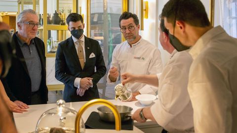 Martín Berasategui explica a Robert de Niro la preparación de su merluza del pincho de Burela, que más tarde serviría en su menú. «Siguió muy interesado todo el proceso, supongo que porque es también uno de los grandes empresarios de hostelería», decía el cocinero vasco.