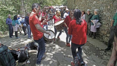 Integrantes do grupo dos Searas, un dos que actuará este sábado pola tarde na praza do Cantón de Chantada