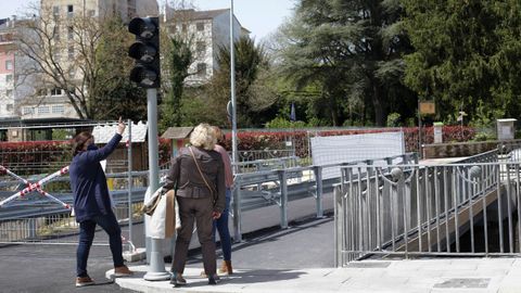La pasarela es de un único sentido, por lo que cuenta con un semáforo a ambos lados para controlar el tráfico