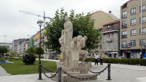 Magín Picallo realizó este monumento a la emigración presidido por un marinero