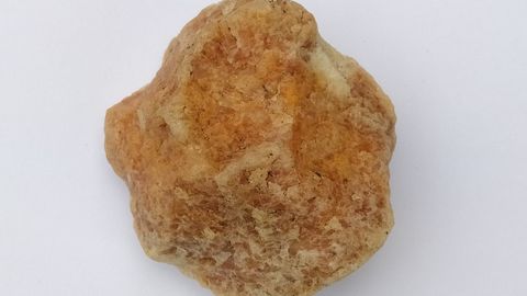 Núcleo discoidal atopado no contorno dun dos abrigos de Braña de Leis.