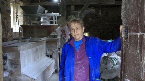 Luisa Pérez, en la puerta del molino de Ribas Pequenas, que sigue moliendo grano por encargo