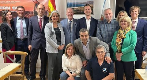 La nueva embajadora de España en Suiza y Liechtenstein, cuarta por la izquierda, y Manuel Figueroa, justo en el centro y medio agachado, el jueves por la tarde en el centro Santiago Apóstol. 