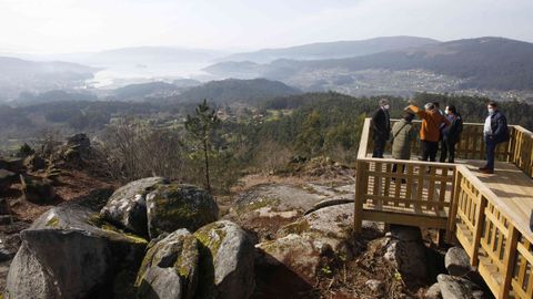 Uno de los miradores del parque de A Fracha sobre A Canicouva y la ría de Vigo