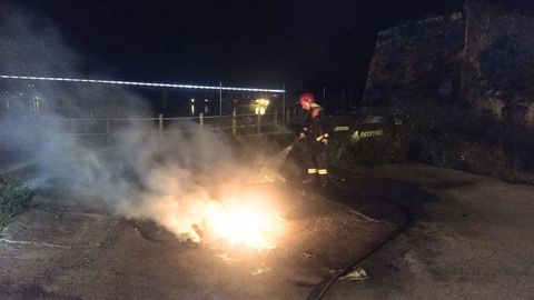 Imagen del operativo de extinción activado la pasada madrugada en Noia para sofocar el incendio en los contenedores del paseo marítimo.