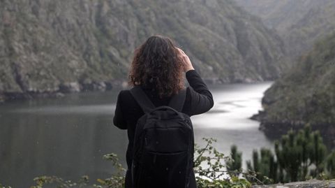 Una visitante fotografía un tramo del cañón del Sil en Sober
