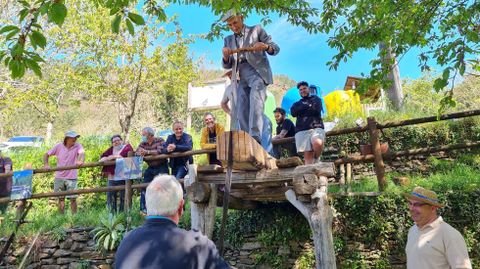 Luis dos Poles, con la sierra de aire, el domingo en Froxán