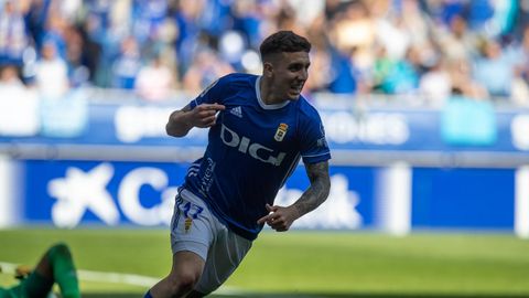 Joni Montiel celebra su gol ante el Mirandés en el Carlos Tartiere