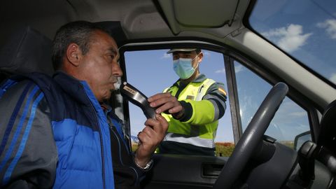 Control de alcoholemia realizado a un conductor por la Guardia Civil de Tráfico