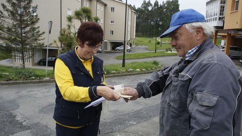 La cartera Rosa Alonso cobrando en Río Covo (Cervo) un recibo a Constantino Murados, de Foz