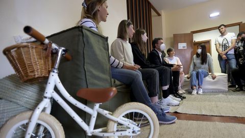 Formoso charló con los refugiados, que están en la residencia del IES Rosalía Mera de A Coruña