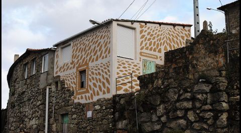 Mural inspirado en los esgrafiados en una casa próxima la necrópolis de Barxacova