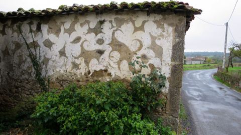Esgrafiado en una construcción de Outeiro, en Mariz, parroquia de Chantada
