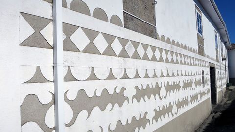 Esgrafiados en una casa e Sobrecedo, en el municipio de Chantada