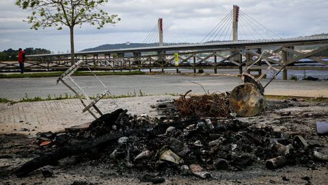 Antes de este fin de semana, cuando se identificó a cinco jóvenes por la quema de contenedores, el mobiliario del paseo marítimo sufrió múltiples ataques. El último fue en Semana Santa y los daños ascendieron a 20.000 euros.