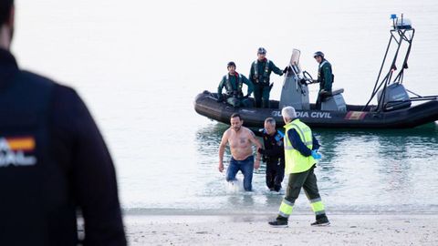 Domínguez, en la playa de O Vao, en el momento de su detención tras salir del agua.