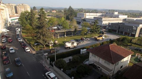 Este lunes está cortada la mitad del estacionamiento del hospital que está más próxima a la salida hacia la calle Corredoira