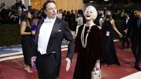 Elon Musk con su madre, la exmodelo y dietista Maye Musk