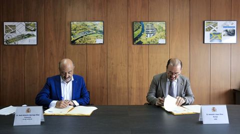 El presidente de la Confederación Hidrográfica del Miño-Sil, José Antonio Quiroga, y el rector de la USC, Antonio López, en la firma del convenio sobre el regadío Val de Lemos