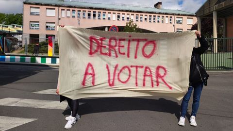 Familias de alumnos protestaron con pancartas el martes por la mañana ante el centro educativo chantadino