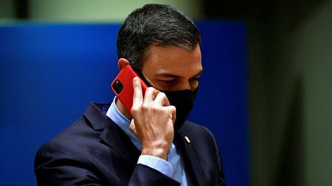 REUTERS.Los hackers han sustrado al menos 2,6 GB de datos del iPhone oficial de Pedro Snchez, con funda roja, el color del PSOE. A nivel personal, el presidente del Gobierno usa otro terminal de Apple.