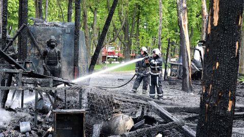 Bomberos apagan un incendio tras un bombardeo en un parque infantil de Jarkov.