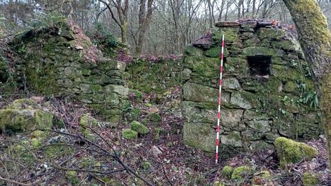 Ruinas de una de las construcciones de la aldea de Lamas