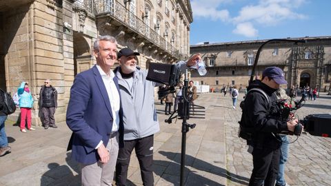 El vicepresidente primero en funciones, Alfonso Rueda, visita el rodaje del nuevo spot Camia a Galicia en la plaza del Obradoiro.