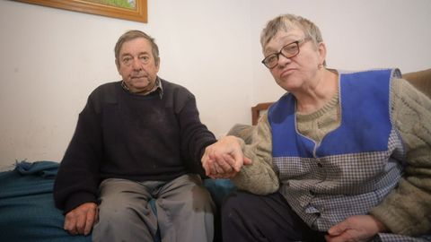 José Liz con su mujer Marifé, a la que cuida solo desde hace dos años en una aldea de O Páramo porque está impedida por una enfermedad degenerativa