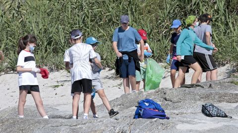 Voz Natura del colegio de Dorrón limpiando la playa de Agra