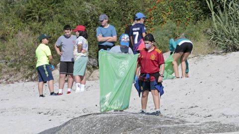 Voz Natura del colegio de Dorrón limpiando la playa de Agra