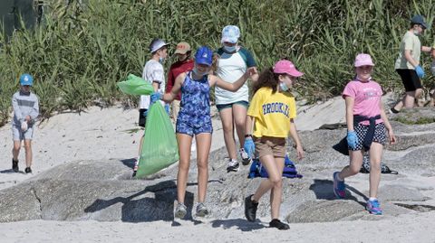 Voz Natura del colegio de Dorrón limpiando la playa de Agra