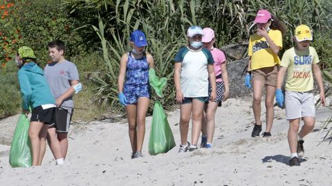 Voz Natura del colegio de Dorrón limpiando la playa de Agra
