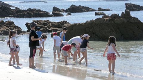 Voz Natura del colegio de Dorrón limpiando la playa de Agra